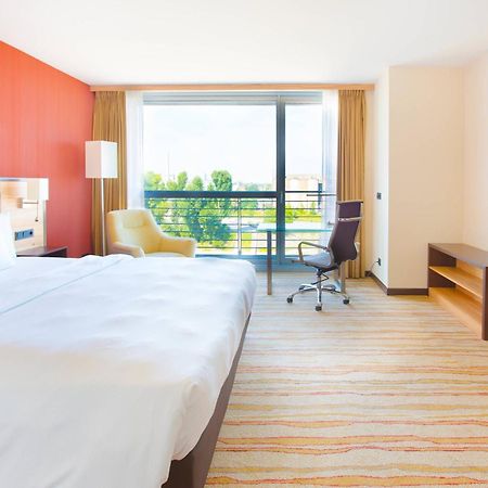 Courtyard By Marriott Duesseldorf Hafen Hotel Bagian luar foto