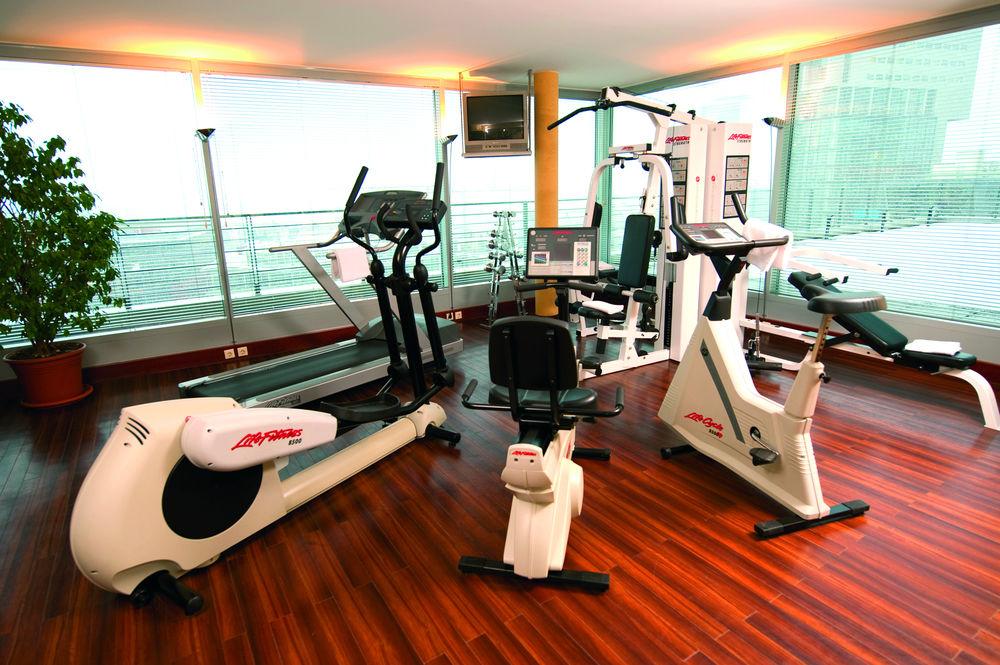 Courtyard By Marriott Duesseldorf Hafen Hotel Bagian luar foto