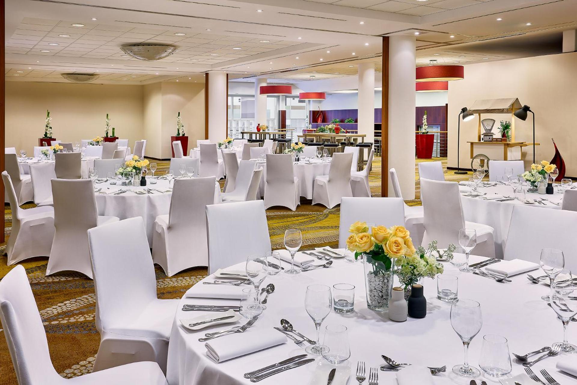 Courtyard By Marriott Duesseldorf Hafen Hotel Bagian luar foto