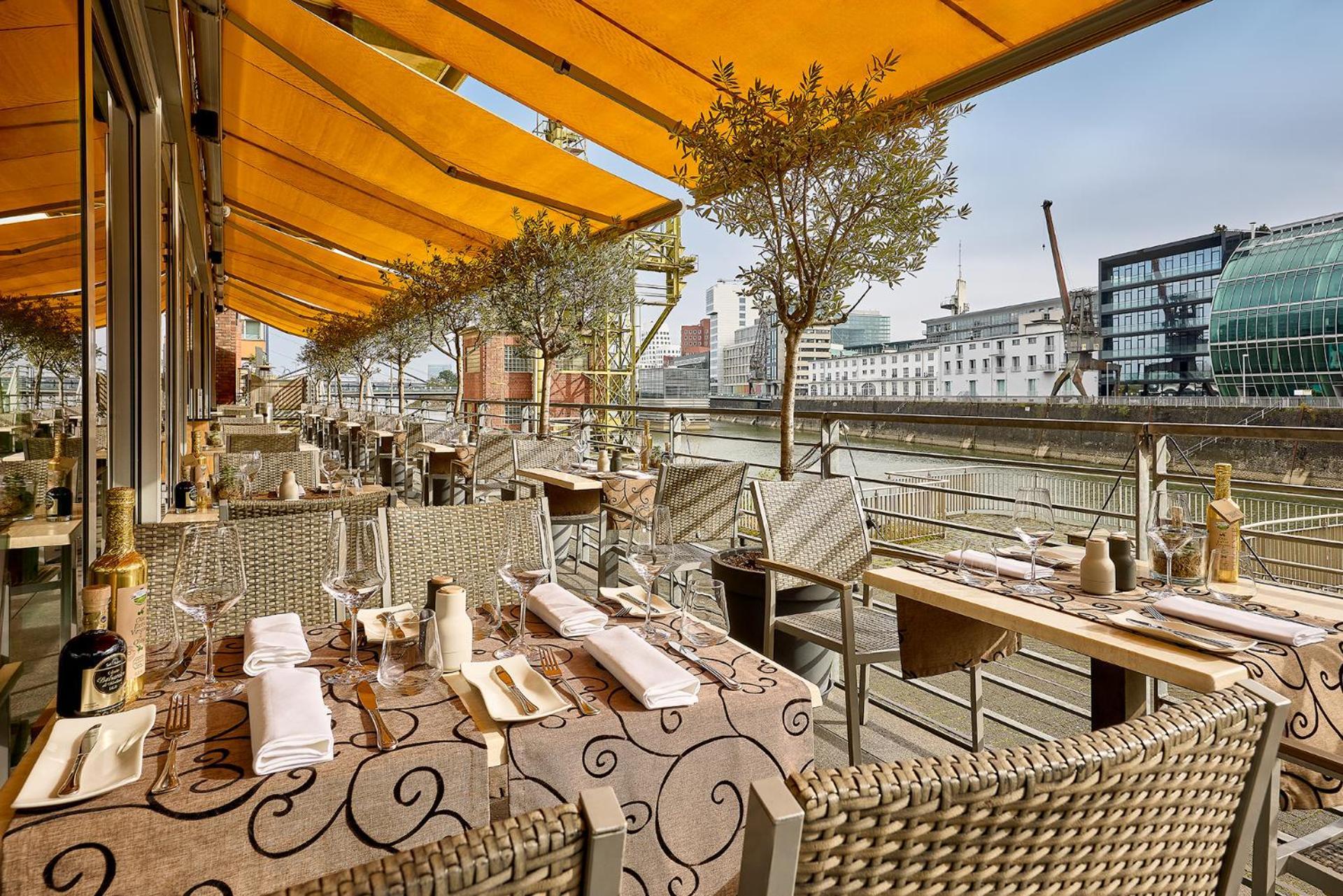 Courtyard By Marriott Duesseldorf Hafen Hotel Bagian luar foto