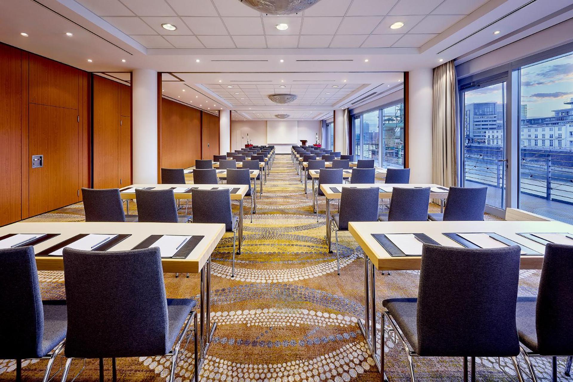Courtyard By Marriott Duesseldorf Hafen Hotel Bagian luar foto