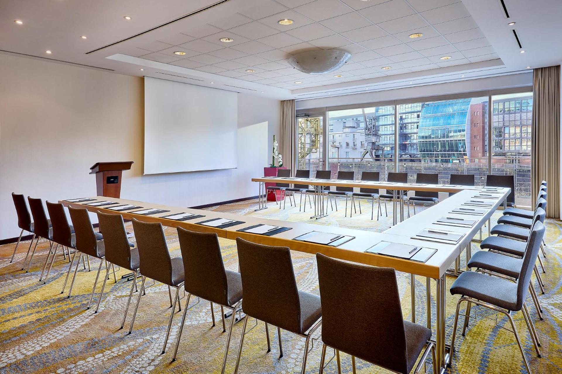 Courtyard By Marriott Duesseldorf Hafen Hotel Bagian luar foto