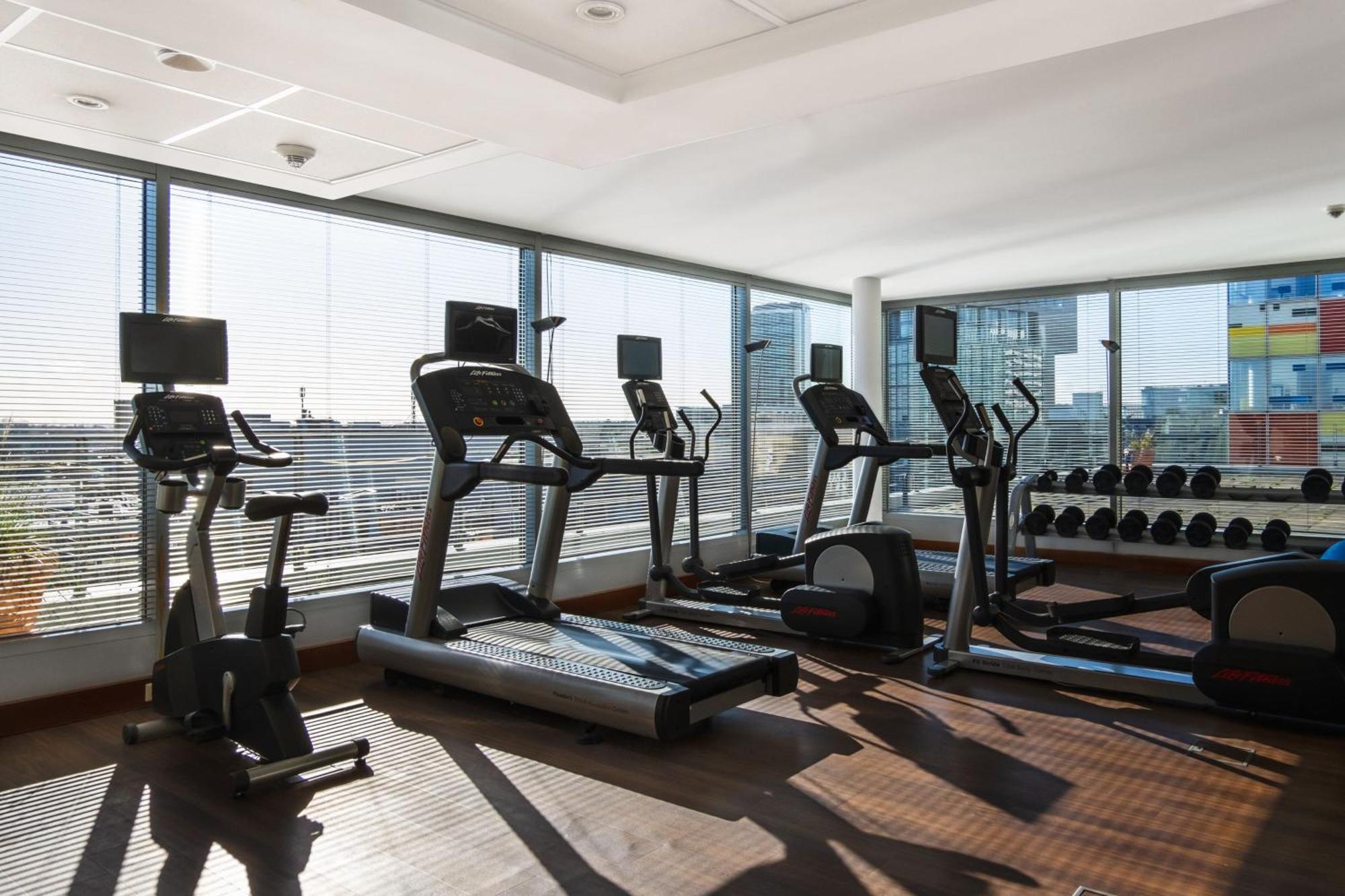 Courtyard By Marriott Duesseldorf Hafen Hotel Bagian luar foto