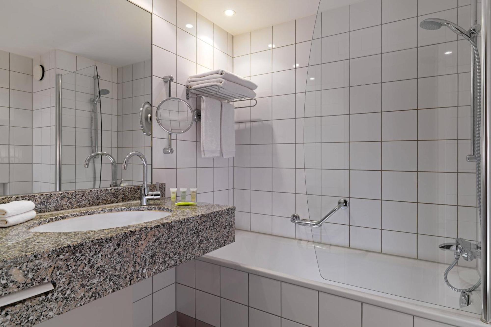 Courtyard By Marriott Duesseldorf Hafen Hotel Bagian luar foto