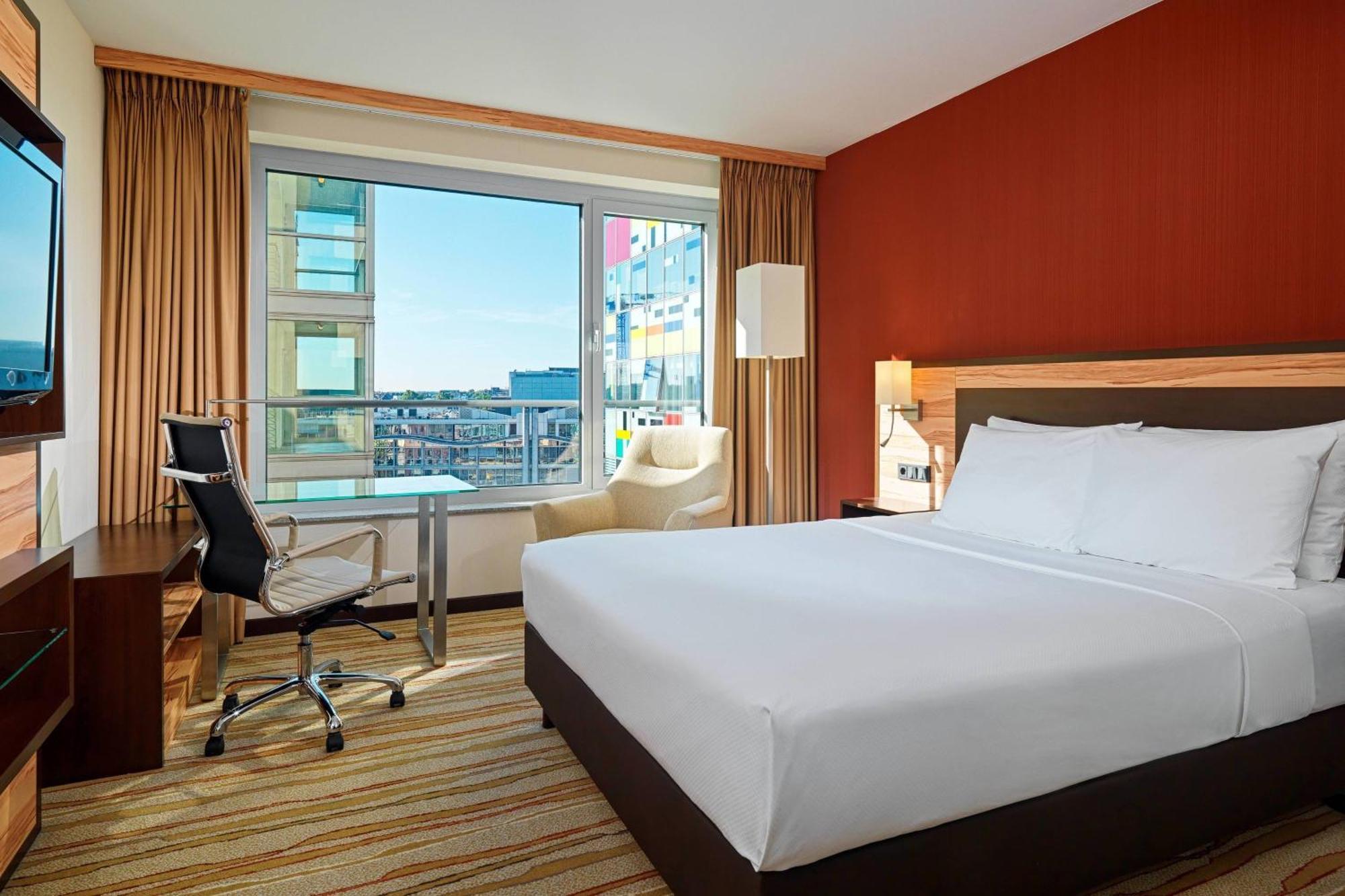 Courtyard By Marriott Duesseldorf Hafen Hotel Bagian luar foto