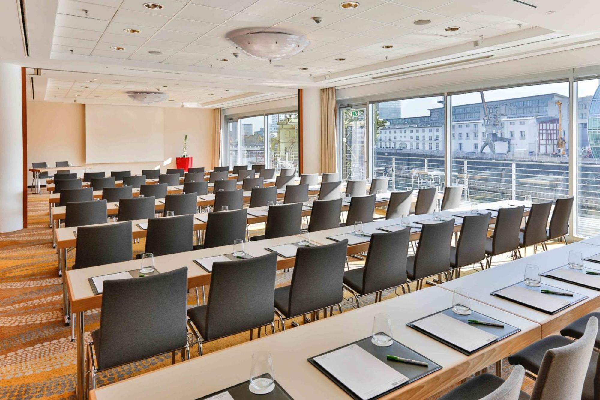 Courtyard By Marriott Duesseldorf Hafen Hotel Bagian luar foto
