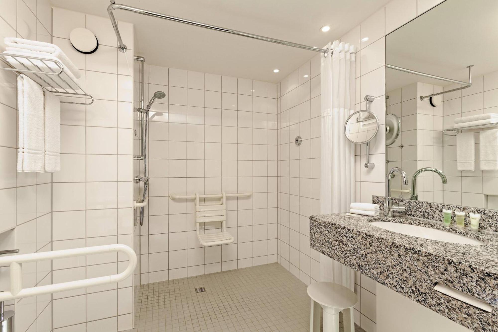 Courtyard By Marriott Duesseldorf Hafen Hotel Bagian luar foto