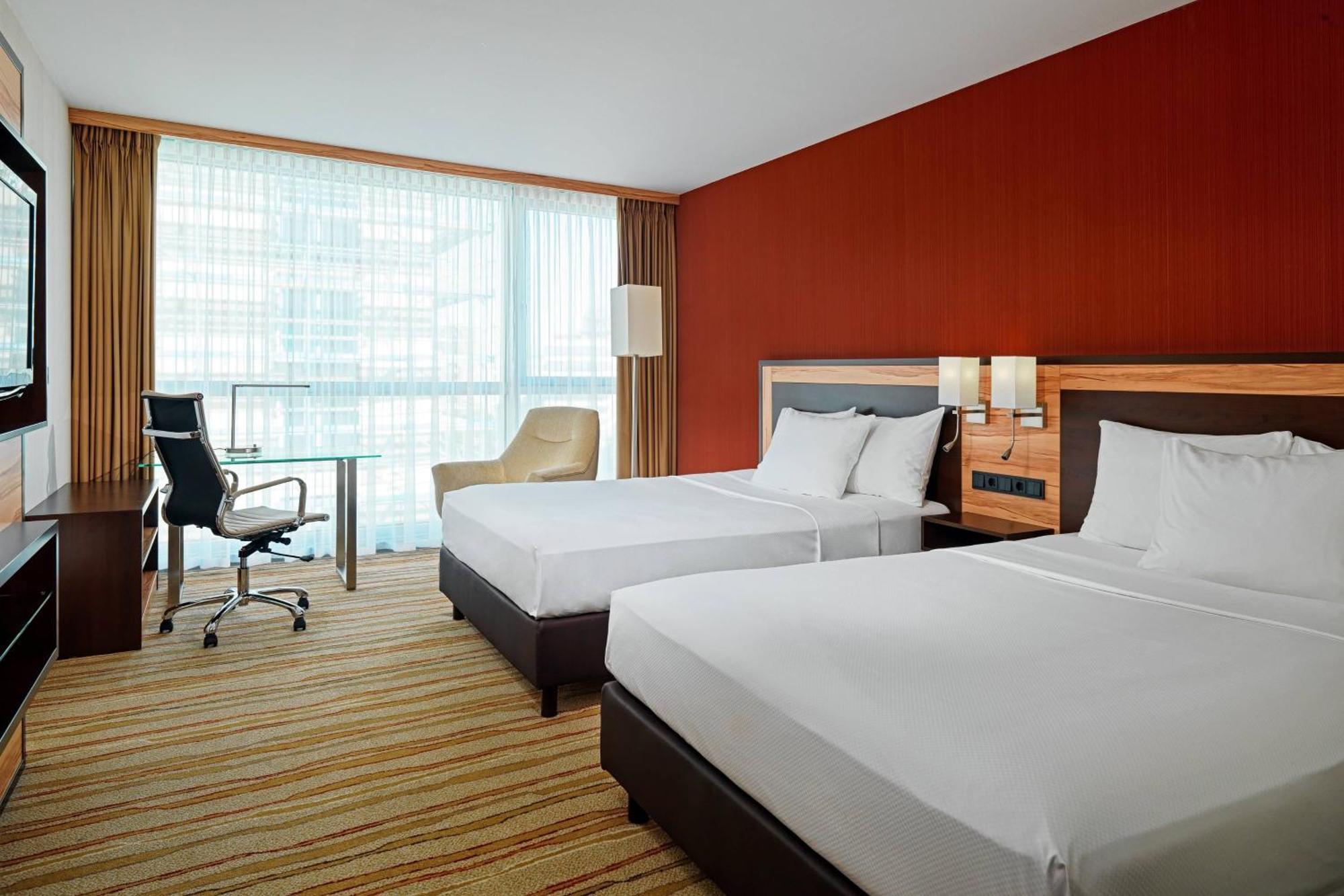 Courtyard By Marriott Duesseldorf Hafen Hotel Bagian luar foto