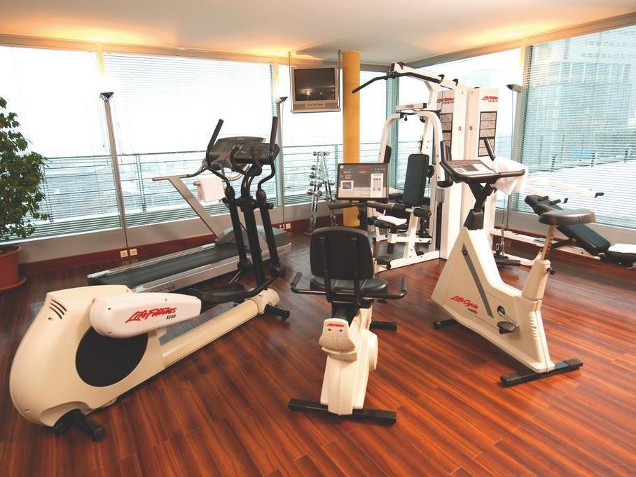 Courtyard By Marriott Duesseldorf Hafen Hotel Bagian luar foto