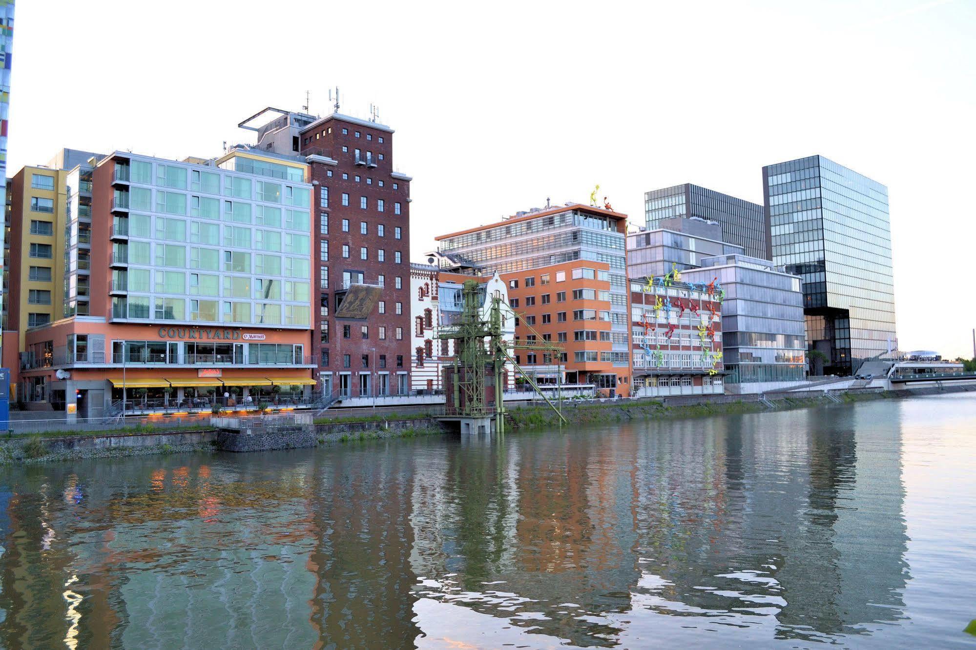 Courtyard By Marriott Duesseldorf Hafen Hotel Bagian luar foto