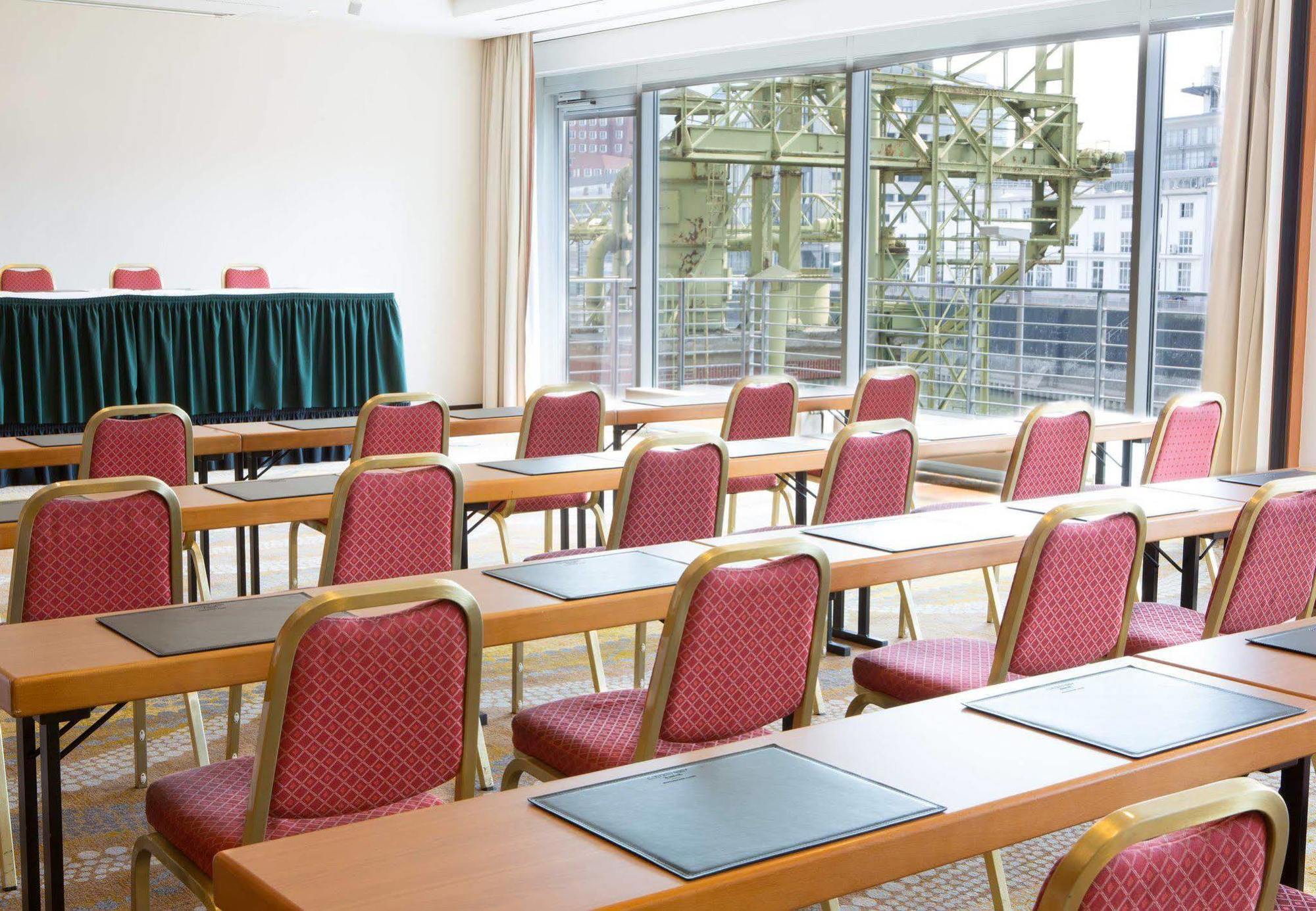 Courtyard By Marriott Duesseldorf Hafen Hotel Bagian luar foto