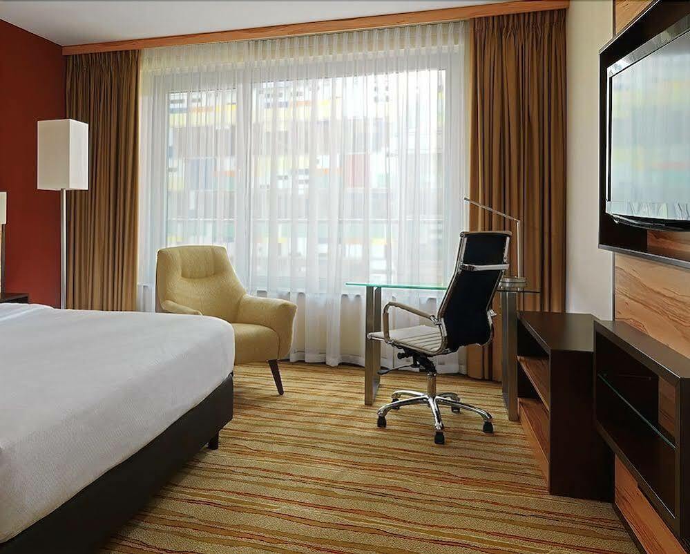 Courtyard By Marriott Duesseldorf Hafen Hotel Bagian luar foto